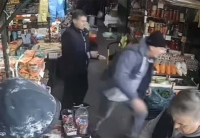 Muškarac pretukao ženu na pijaci (VIDEO)