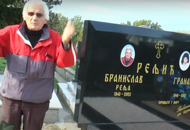 Branislav redovno obilazi svoj spomenik na kom je već uklesao godinu smrti
