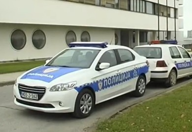 Audijem udarili u banderu, dvije osobe teže povrijeđene