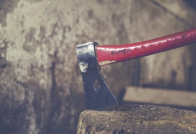 Sjekirama gađao komšiju nakon svađe oko imovine