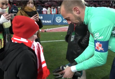 Ranjeni dječak iz Štrpca bio na Marakani, Borjan mu poklonio uspomenu za čitav život