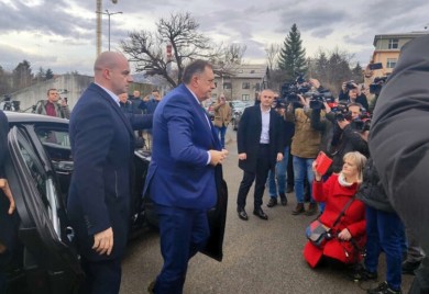 Pozvao ljude da ostanu kod kuće: Danas novi pokušaj glavnog pretresa na suđenju Dodiku
