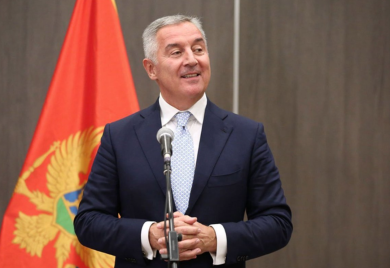 Đukanović podnosi ostavku