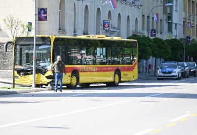 U centru Banjaluke: Autobus udario u semafor, povrijeđena žena
