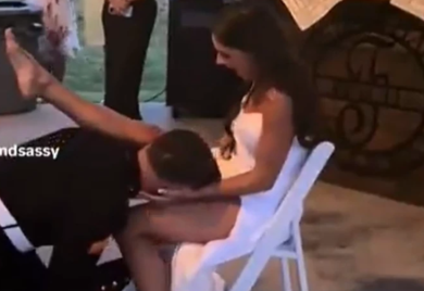(VIDEO) "Tu vam je rodbina, je l' vas nije sramota?" Nastup mladenaca izazvao buru, ljudi traže šećer i vodu zbog šoka