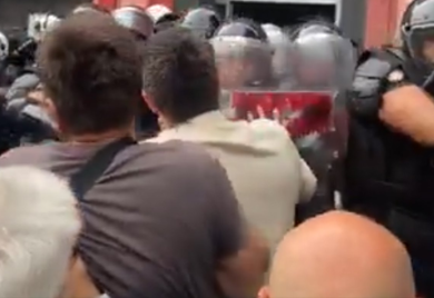 Tenzije u Zaječaru: Građani se guraju s kordonom policije (VIDEO)