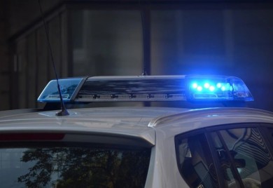 Blizanci bačeni kroz prozor zajedno sa sestrom