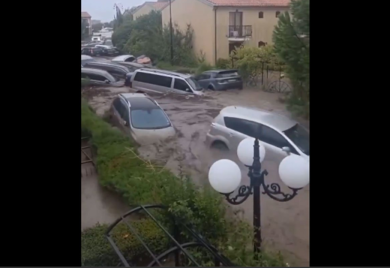 Stravične poplave u Bugarskoj: Četvoro mrtvih, voda nosi automobile niz ulice (VIDEO)