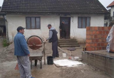 Majstori besplatno grade kuću Tojagićima