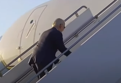 Bajdenov najveći neprijatelj: Američki predsjednik se ponovo sapleo (VIDEO)