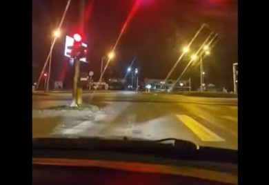 Za dlaku izbjegnuta tragedija: Bahati vozač projurio kao metak kroz crveno  (VIDEO)