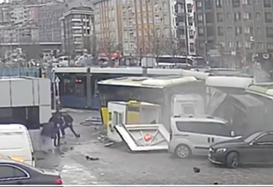 Uznemirujući snimak: Sudar tramvaja i autobusa u Istanbulu
