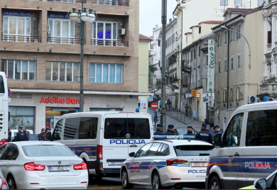 Užas u Rijeci: Žena umrla na stubištu, muškarac u stanu imao povrede vrata