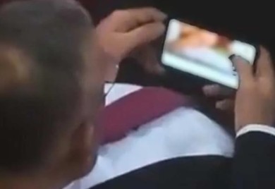 Poslanik SPS-a tokom sjednice gledao filmove za odrasle VIDEO