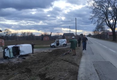 Pijan sletio u dvorište porodične kuće, “pežo” uništen FOTO