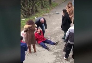 Uznemirujuć prizor: Čopor pasa napao stariju ženu VIDEO
