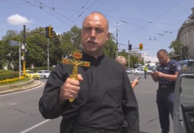 Bugarski pravoslavni sveštenik bacio anatemu na Zelenskog: “Zelenski čovječe narkomanče"  VIDEO