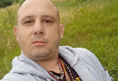 Nasilni ubica majke slobodno šetao i snimao: Sad ubio i cimera na psihijatriji? VIDEO