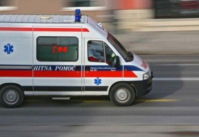 Bebisiterka i dijete u kolicima ispali iz tramvaja