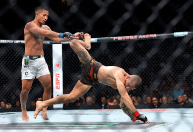 (UZNEMIRIJUĆI SNIMAK) Bizaran način da se izgubi UFC titula: Pantoža polomio ruku nakon 20 sekundi