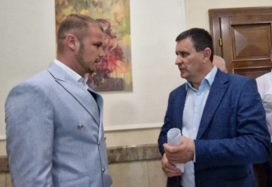Stanivuković izašao pred Đajića: Nećete pomjeriti spomenik, završićemo ga