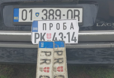 Preregistrovan auto sa srpskih tablica na oznake "RKS" zapaljen