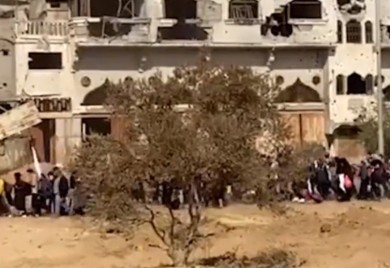 Snimci koji obilaze svijet: Civili sa bijelim zastavama bježe (VIDEO)