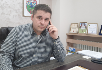 Haos u Lučanima: Pijani predsjednik opštine napao sveštenika, vukao ga za bradu