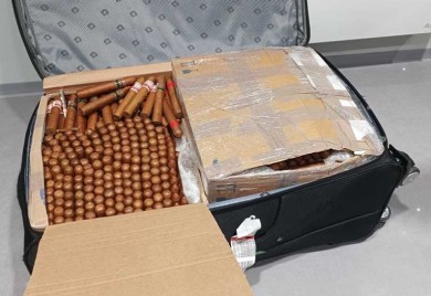 Pokušao u koferu da prokrijumčari skoro 2.000 kubanskih tompusa