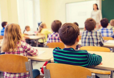 Užas u blizini osnovne škole: Vidno pijan spopadao i fizički nasrtao na djecu
