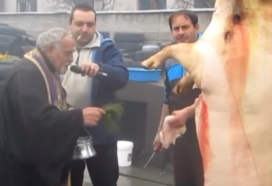Snimak izazvao buru komentara: Sveštenik blagosilja svinjokolj u autopraoni (VIDEO)