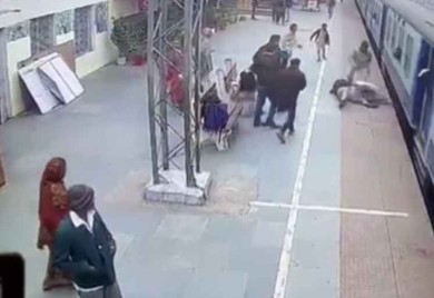 Visio sa voza u pokretu, spasio ga radnik (VIDEO)