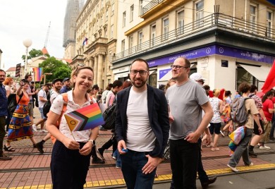 Hiljade ljudi na Paradi ponosa u Zagrebu, učestvuje i gradonačelnik
