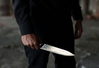 Razbojnik ukrao novac, nožem posjekao radnicu po licu