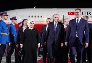 Erdogan doputovao u Beograd, dočekao ga Vučić (FOTO)