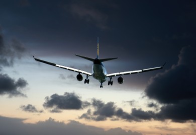 Avion pogođen u letu zalutalim metkom
