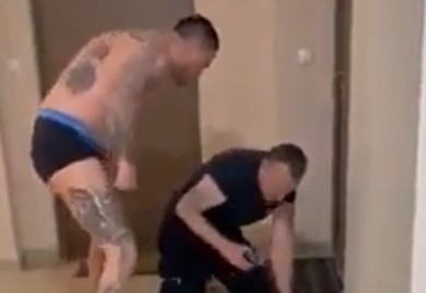 Situacija oko braće Hofman se ne smiruje: Miljan tuče čovjeka koji kleči na podu (VIDEO)