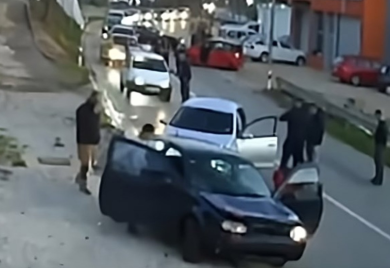 Otkriveno ko je pokušao da gazi ljude u Kladuši: Otac i sin napravili haos