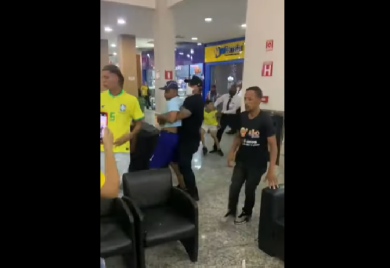 Masovni sukob ispred tržnog centra nakon poraza Brazila: Poginula tinejdžerka u pucnjavi (VIDEO)