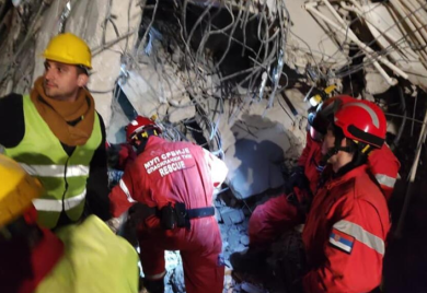 Čudo u Gazijantepu: Otac i kćerka nađeni živi pet dana nakon zemljotresa (VIDEO)
