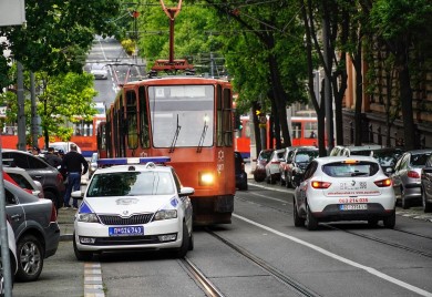 Automobil udario u banderu u Beogradu, jedna osoba teško povrijeđena