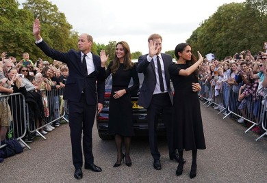 U šetnji ispred Vindzora Princ Hari i Megan sa Vilijamom i Kejt