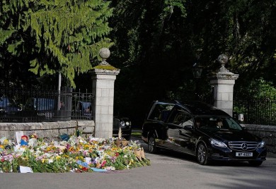 Kovčeg sa tijelom preminule kraljice iz Balmorala krenuo ka Edinburgu