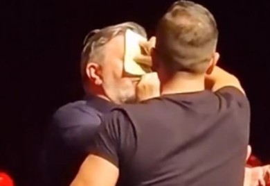 Skandal na bini: Šerif Konjević pobjesnio na muškarca koji mu je novac lijepio na čelo (VIDEO)