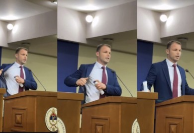 Poslanicima se obratio Ćosić, Stanivuković se poprskao dezodoransom