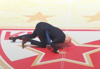 Obradović kleknuo i poljubio Zvezdin grb, navijači ga dočekali kao legendu (VIDEO)