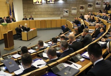 POSAO DOBAR, PARA LAKA Za par sjednica godišnje političari zarade ogromne pare, od brojki se zavrti u glavi