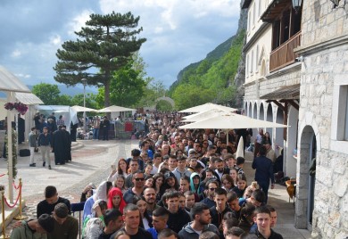 Hiljade vjernika u Ostrogu na proslavi Svetog Vasilija Ostroškog