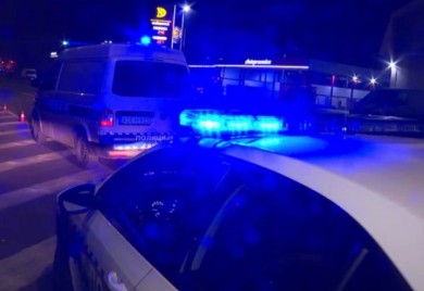 Sedmoro povrijeđenih u slijetanju kombija: Vozač na UKC RS, suvozač u tuzlanskoj bolnici