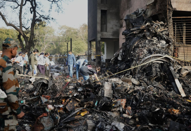 Broj poginulih u padu aviona u Indiji premašio 310